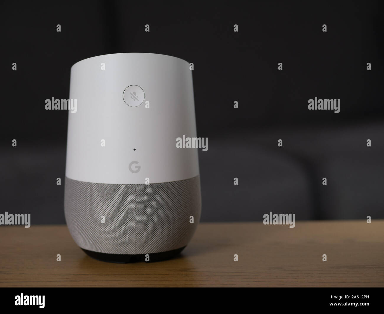 Regno Unito, ottobre 2019: Home page di Google smart altoparlante sul tavolo di legno nella lounge Foto Stock