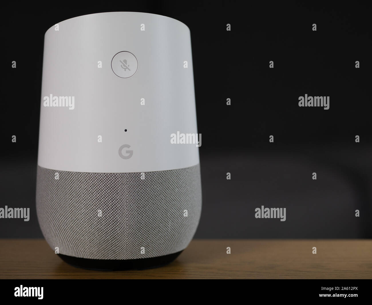 Regno Unito, ottobre 2019: Home page di Google smart altoparlante sul tavolo di legno nella lounge Foto Stock