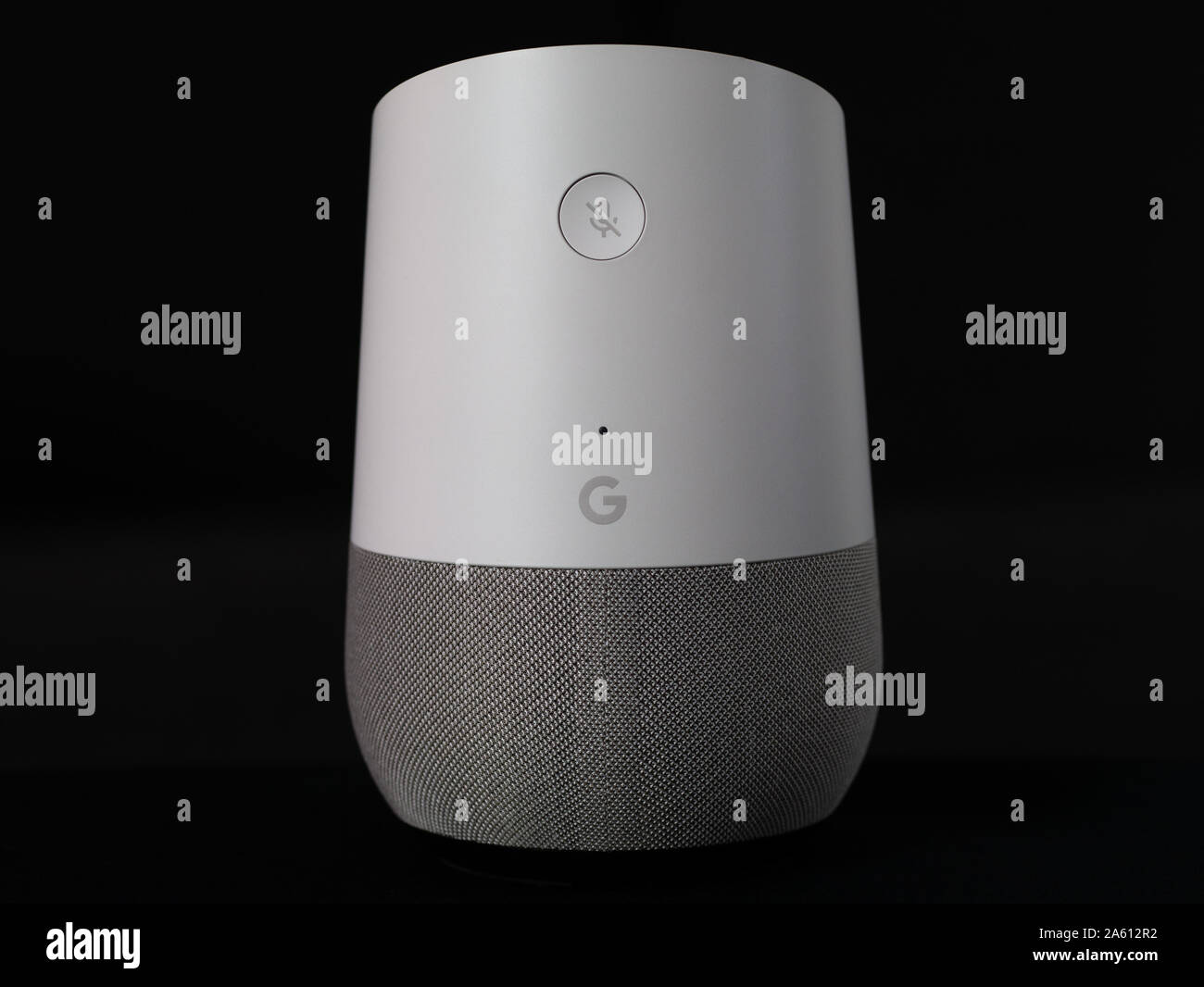 Regno Unito, ottobre 2019: Home page di Google smart speaker su sfondo nero Foto Stock