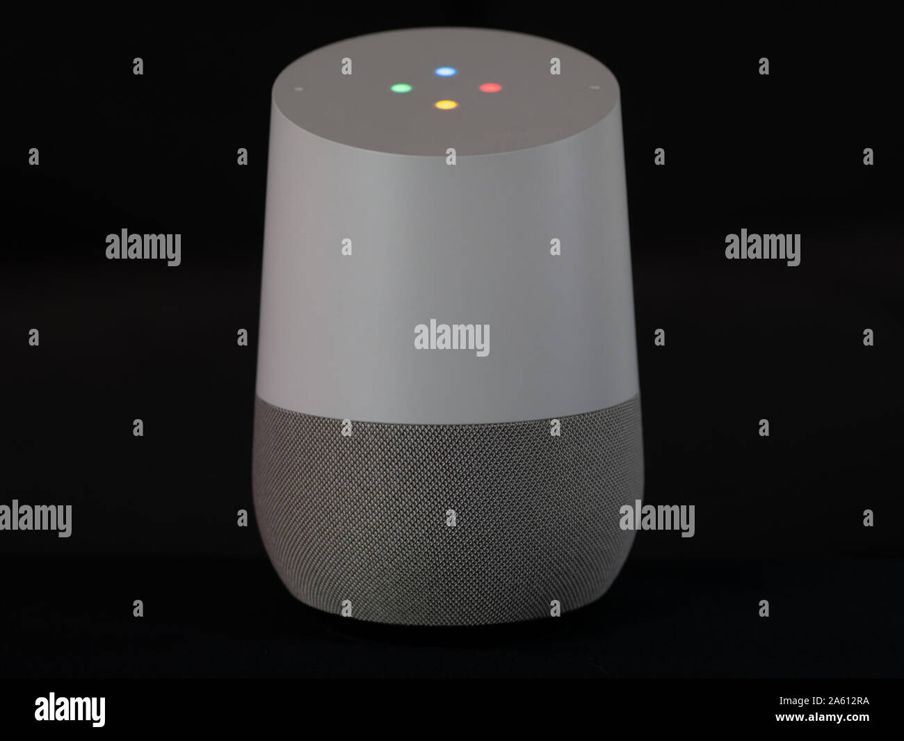 Regno Unito, ottobre 2019: Home page di Google smart speaker illuminata su sfondo nero Foto Stock