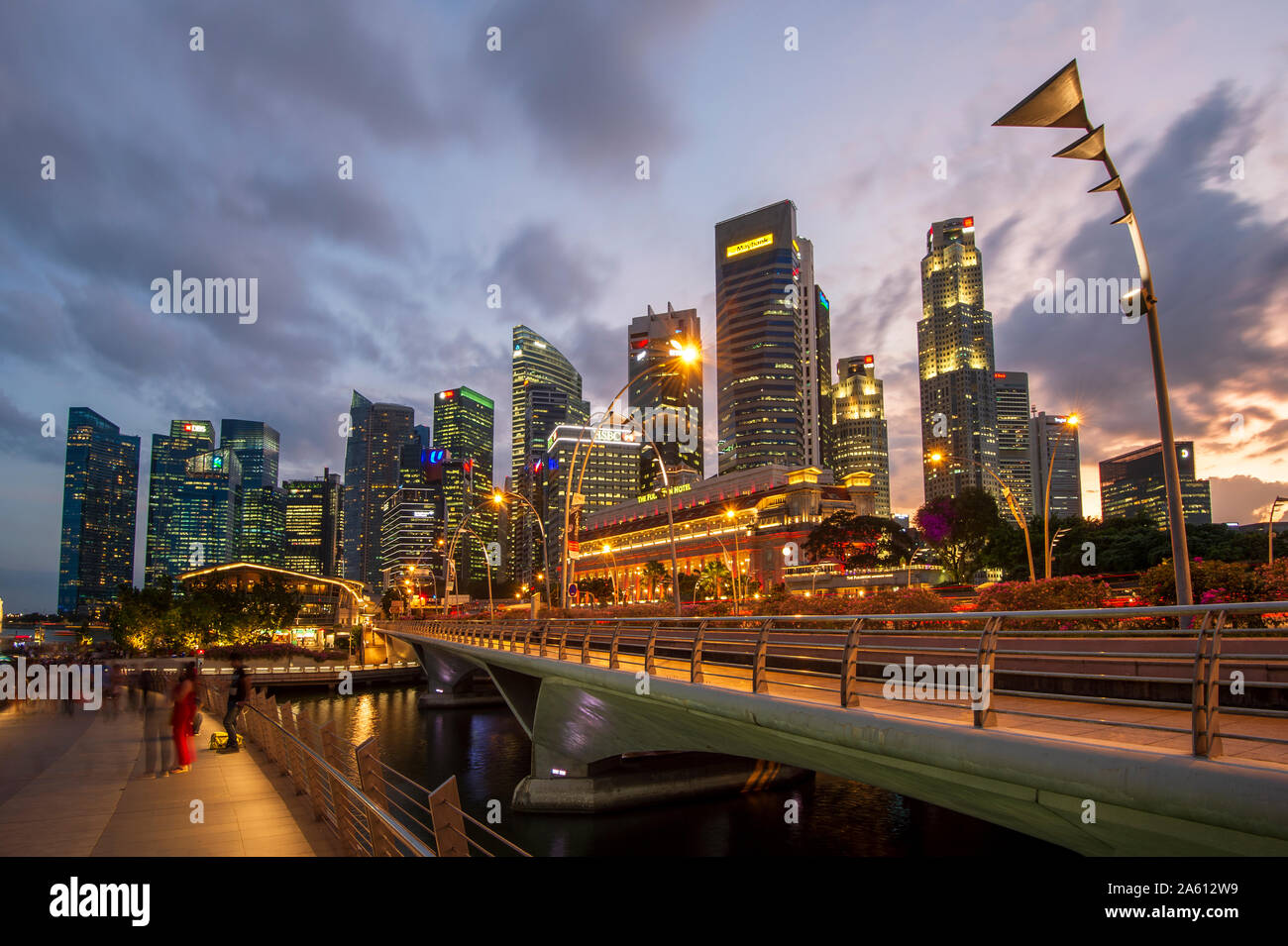 Il Fullerton Hotel e il quartiere finanziario di notte, Singapore, Sud-est asiatico, in Asia Foto Stock