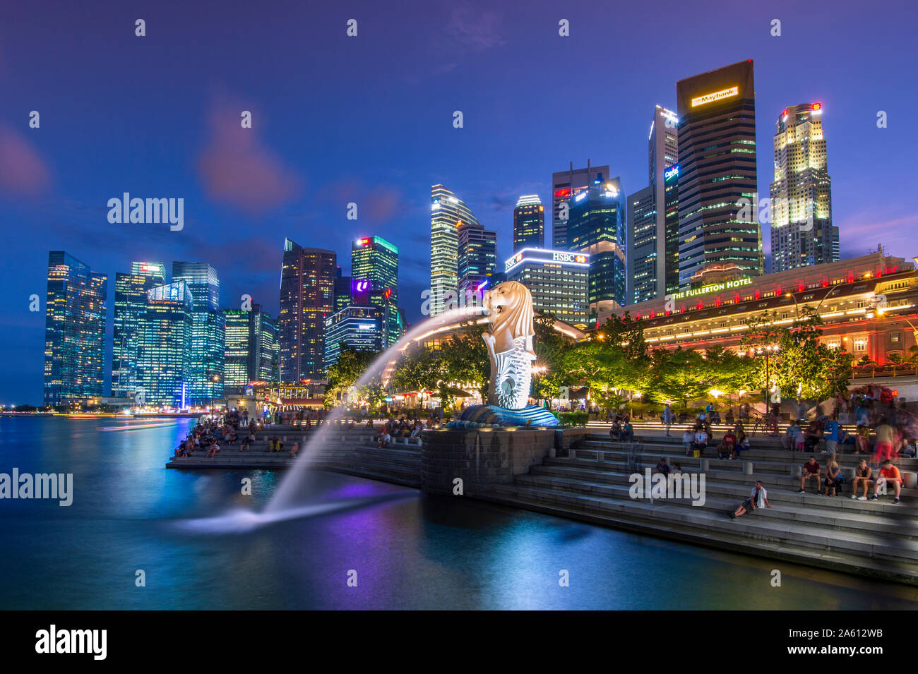 Il Merlion di Marina Bay con il Fullerton Hotel set contro il quartiere finanziario di notte, Singapore, Sud-est asiatico, in Asia Foto Stock