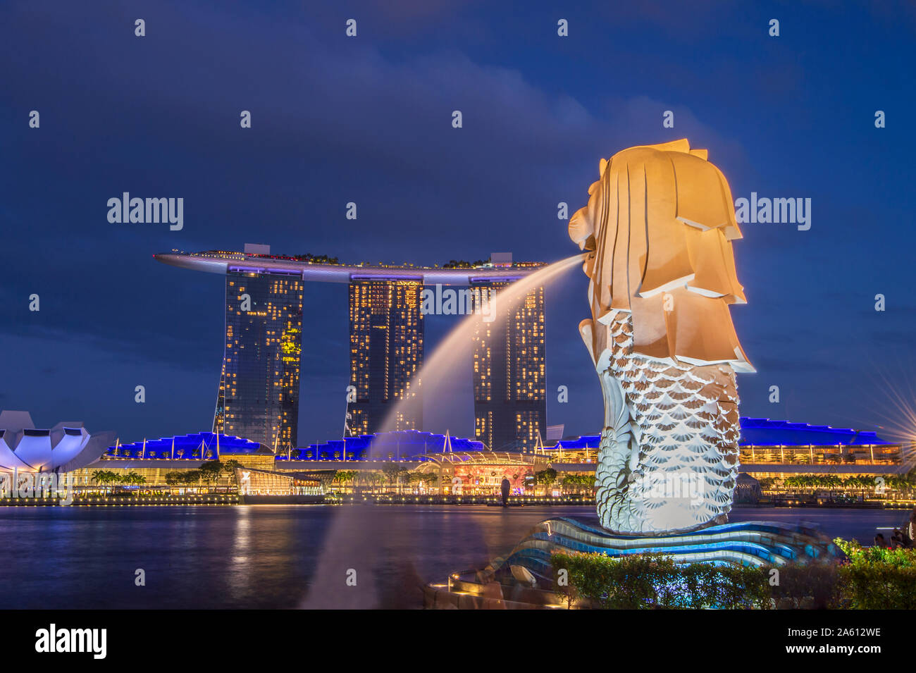 La statua Merlion e Marina Bay Sands Hotel di notte, Singapore, Sud-est asiatico, in Asia Foto Stock