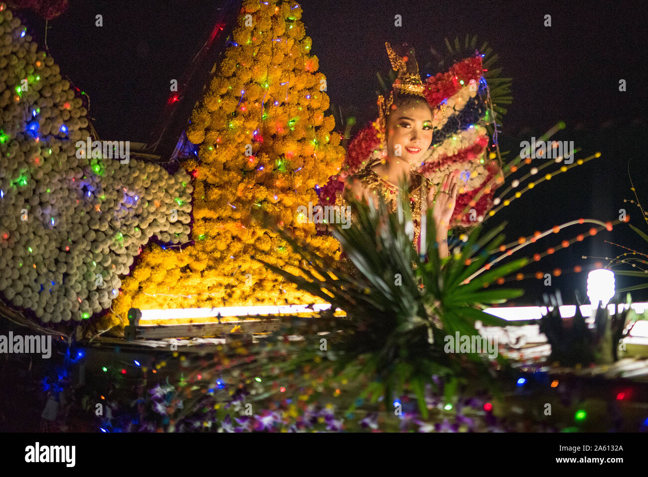 Loi krathong[a] (Thai: ลอยกระทง, pronunciato [lɔ̄ːj krā.tʰōŋ]) è un siamese festa celebrata ogni anno in tutto il Regno di Thailandia. Lampang. Foto Stock