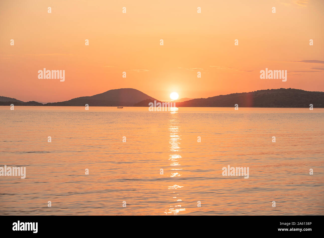 Vista panoramica del mare contro il cielo durante il tramonto a Corfù, Grecia Foto Stock