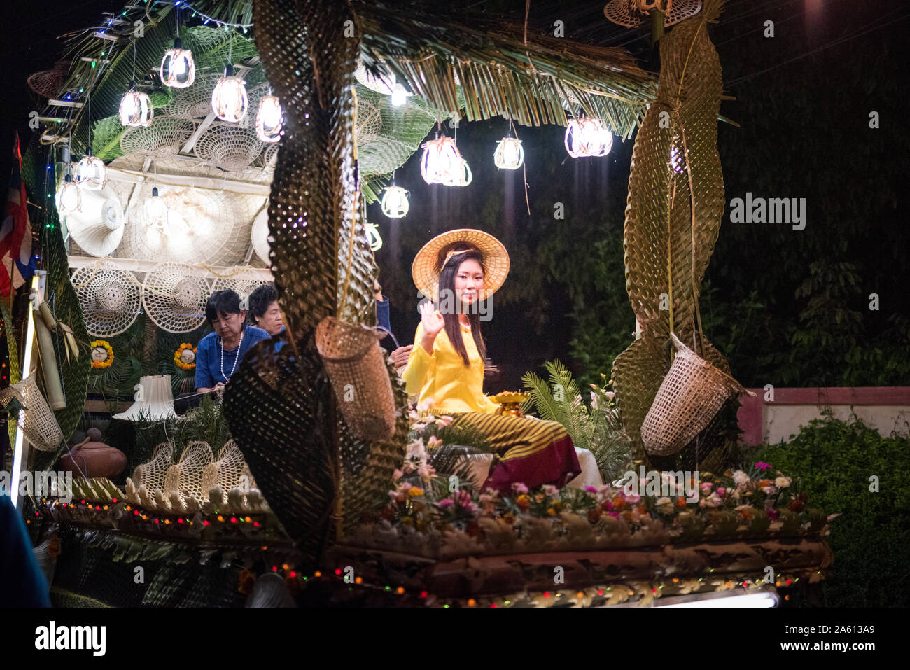 Loi krathong[a] (Thai: ลอยกระทง, pronunciato [lɔ̄ːj krā.tʰōŋ]) è un siamese festa celebrata ogni anno in tutto il Regno di Thailandia. Lampang. Foto Stock