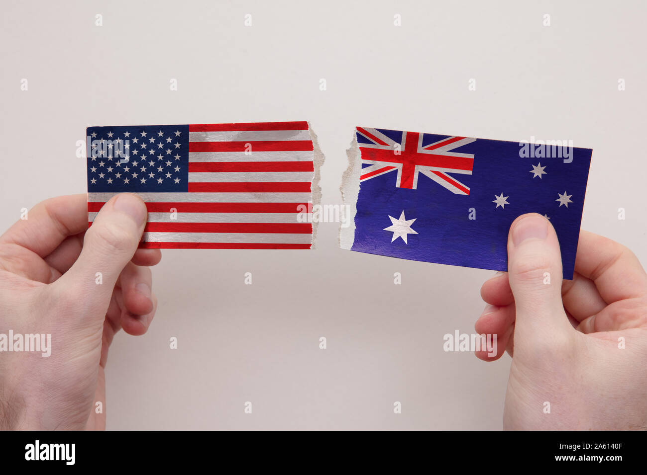 Stati Uniti d'America e Australia bandiere di carta lacerata. rapporto politico concetto Foto Stock