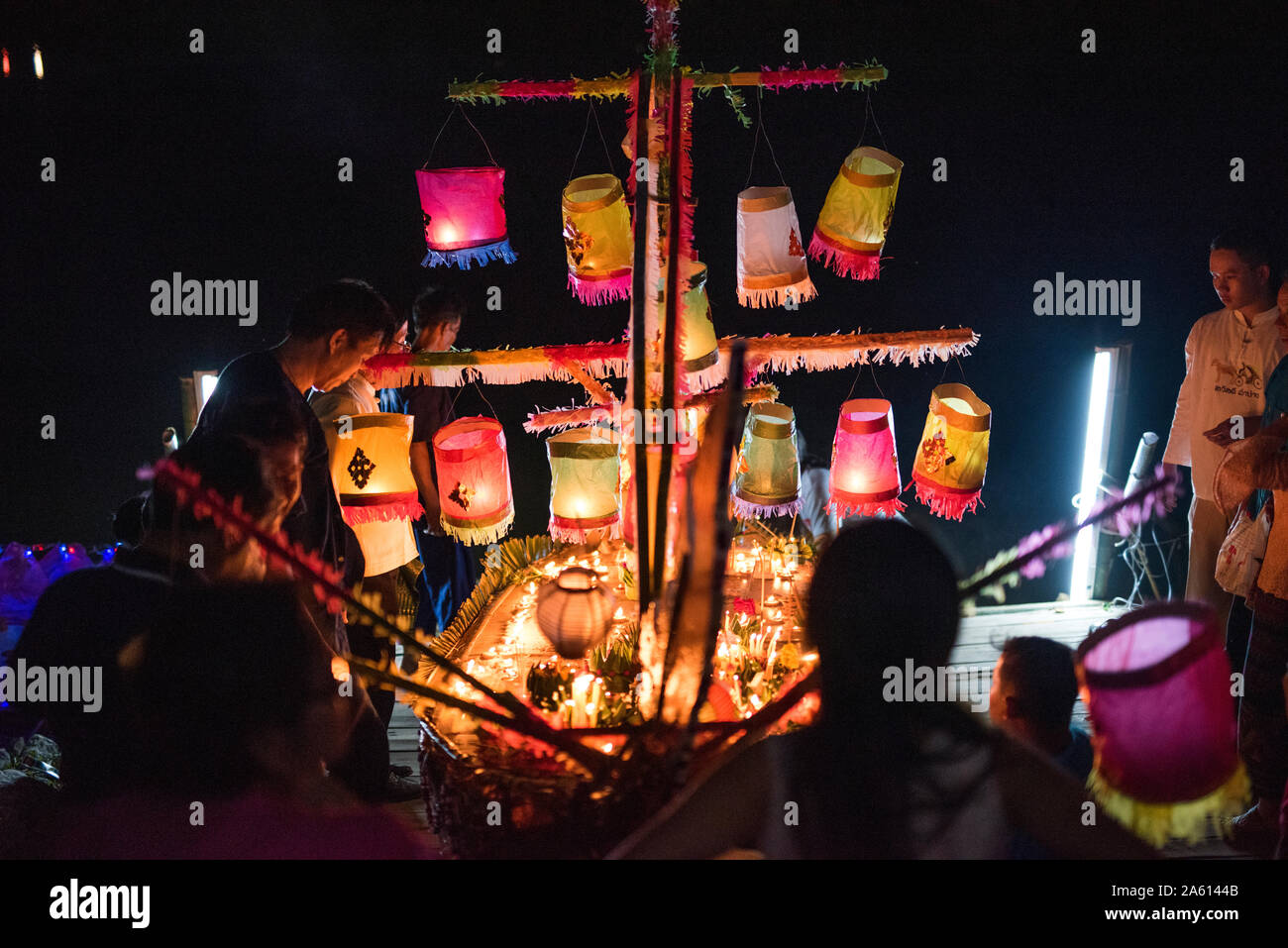 Loi krathong[a] (Thai: ลอยกระทง, pronunciato [lɔ̄ːj krā.tʰōŋ]) è un siamese festa celebrata ogni anno in tutto il Regno di Thailandia. Lampang. Foto Stock