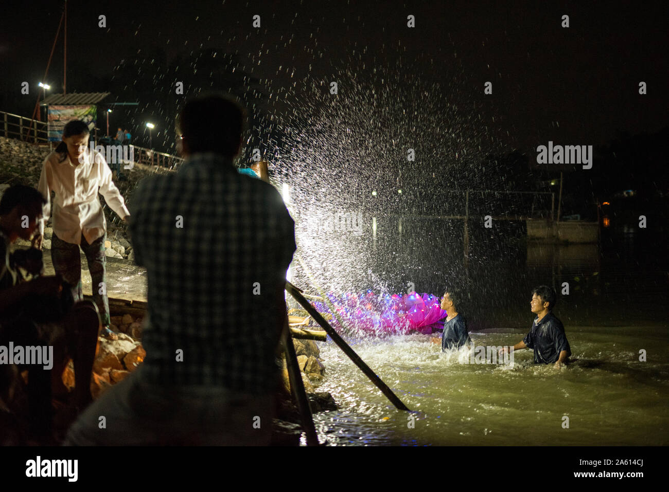 Loi krathong[a] (Thai: ลอยกระทง, pronunciato [lɔ̄ːj krā.tʰōŋ]) è un siamese festa celebrata ogni anno in tutto il Regno di Thailandia. Lampang. Foto Stock