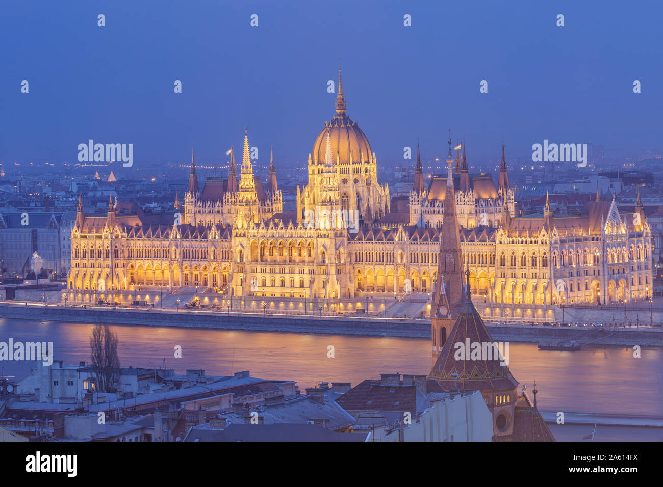 Seduto sulle rive del fiume Danubio, il Parlamento ungherese edificio costruito in stile gotico in stile Revival, UNESCO, Budapest, Ungheria Foto Stock
