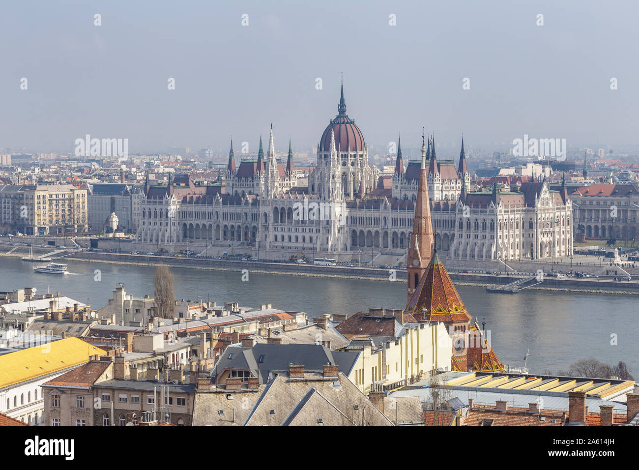 Seduto sulle rive del fiume Danubio, il Parlamento ungherese edificio risale alla fine del XIX secolo, l'UNESCO, Budapest, Ungheria, Europa Foto Stock