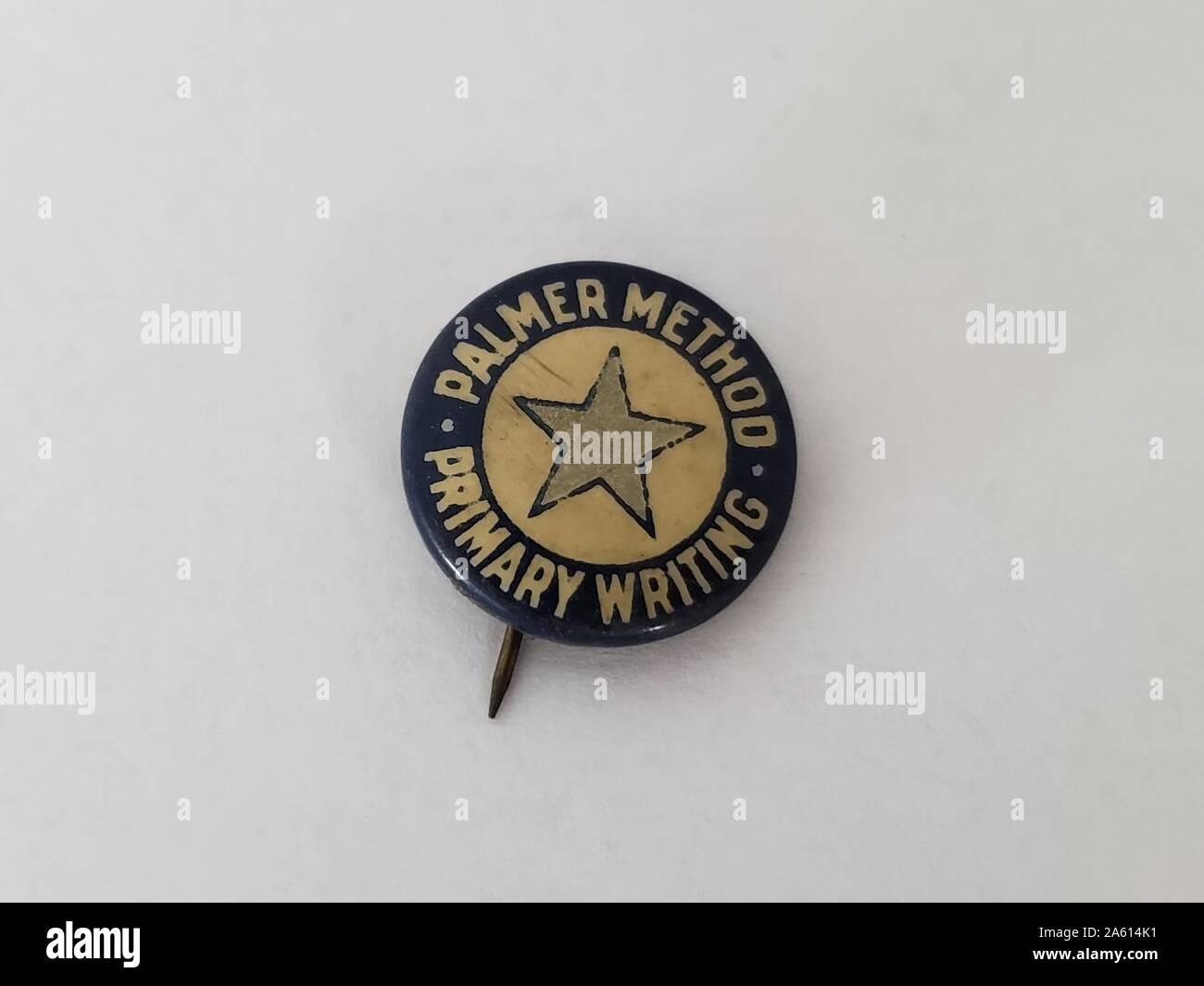 Pulsante Pinback promuovere il metodo Palmer di scrittura manuale istruzione con testo lettura Metodo Palmer Scrittura primaria, 1920. () Foto Stock