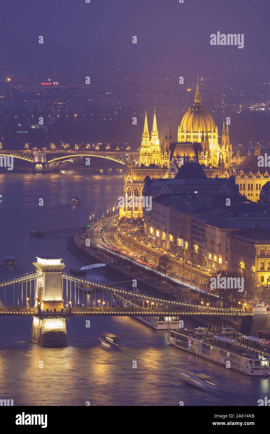 Il Parlamento ungherese Building e il Ponte delle catene sul fiume Danubio, Sito Patrimonio Mondiale dell'UNESCO, Budapest, Ungheria, Europa Foto Stock