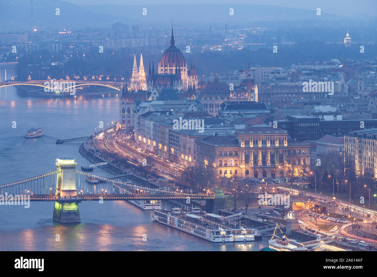 Il Parlamento ungherese Building e il Ponte delle catene sul fiume Danubio, Sito Patrimonio Mondiale dell'UNESCO, Budapest, Ungheria, Europa Foto Stock