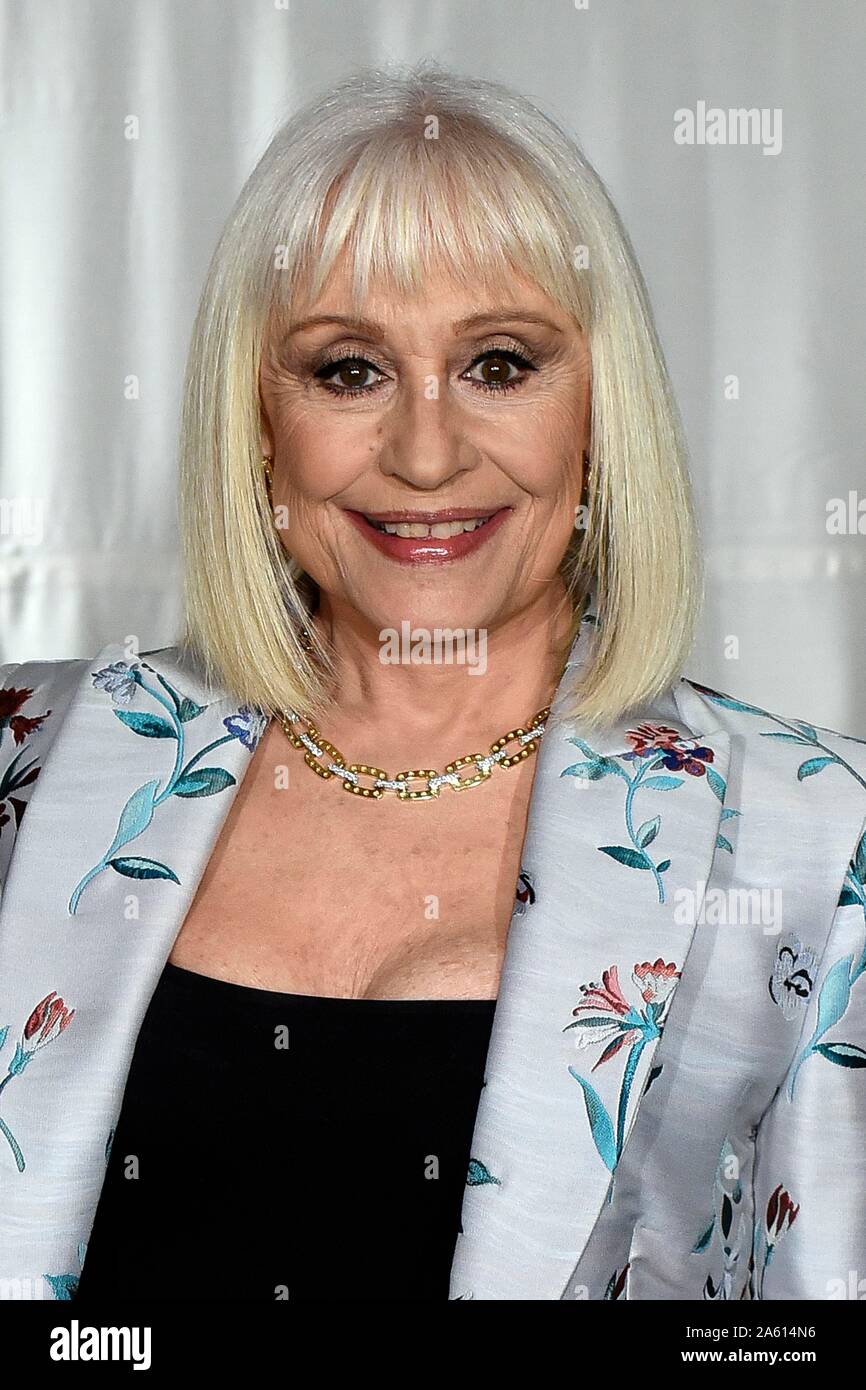 Italia, Roma, 23 Ottobre 2019 : Raffaella Carra' assiste il photocall della RAI TV show 'a raccontare comincia tu' Foto © Fabio Mazzarella/Sint Foto Stock