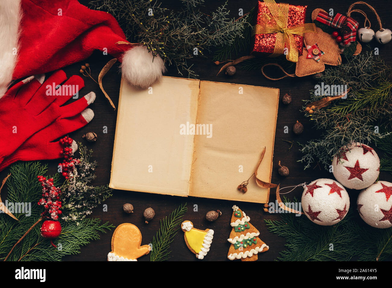 Libro di Natale mock up lay piatto sul tavolo decorato con holiday gli oggetti correlati Foto Stock