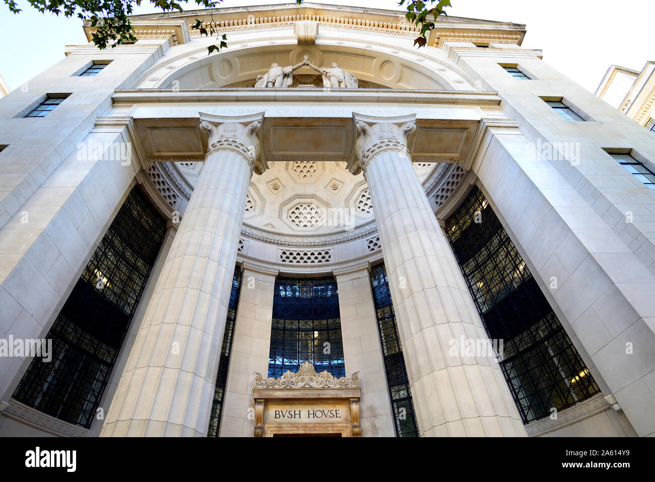 Londra, Inghilterra, Regno Unito. Bush House, Aldwich (1935). Ex HQ della BBC World Service (fino al 2019) ora lo Stand Campus di Kings College di Londra. Facciata Foto Stock