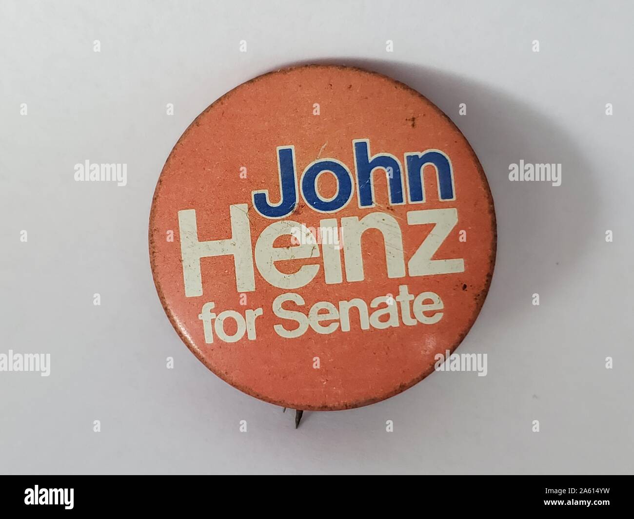 Pulsante o badge rosso, bianco e blu con il testo "John Heinz for Senate" pubblicato per una campagna senatoriale di John Heinz, Pennsylvania, 1975. () Foto Stock