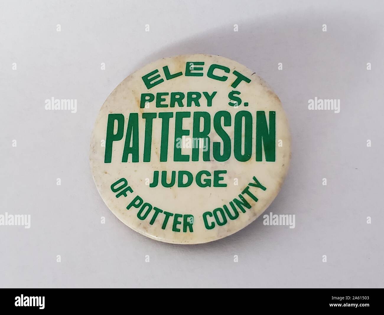 Pulsante o badge verde e bianco con pin-back, con il testo 'Elect Perry S Patterson, Judge of Potter County' pubblicato per la campagna giudiziaria Perry S Patterson, Potter County, Pennsylvania, 1975. () Foto Stock