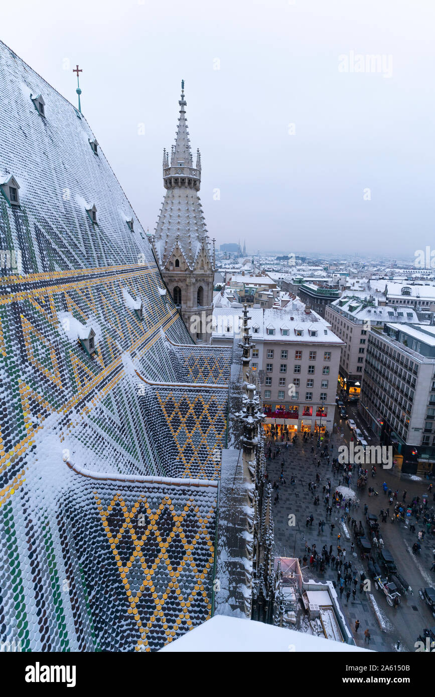 Tetti del centro della città visto dalla torre nord della Cattedrale di Santo Stefano (Stephansdom), Vienna, Austria, Europa Foto Stock