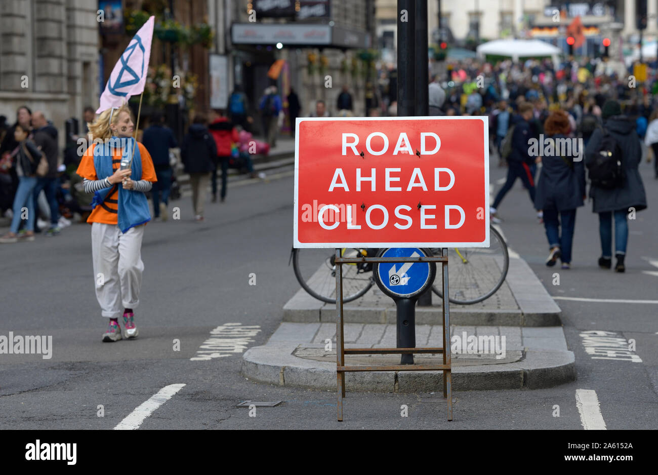 Londra, Inghilterra, Regno Unito. Strada chiusa (Whitehall) durante una ribellione di estinzione di protesta, Ottobre 2019 Foto Stock