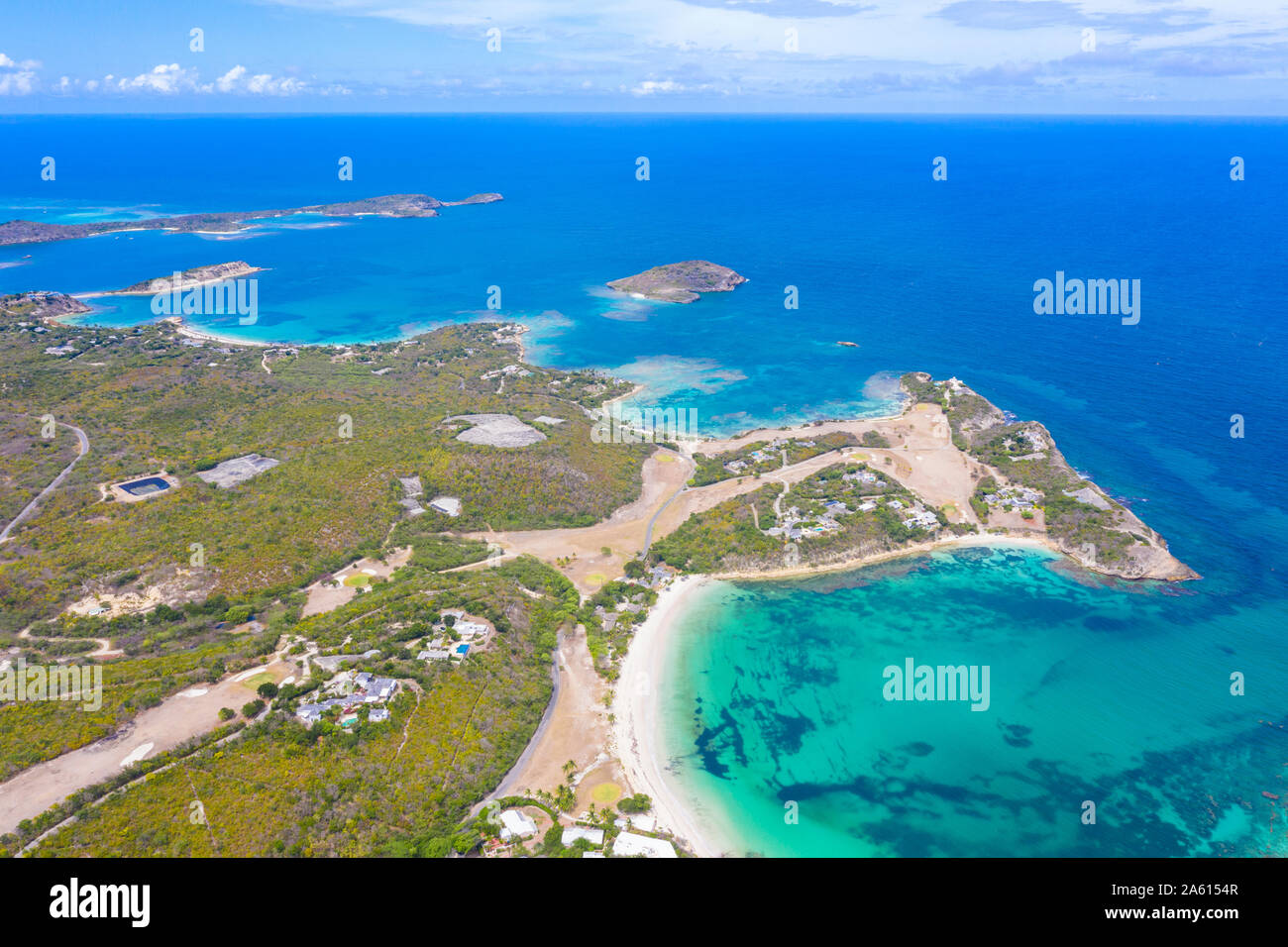 Panoramica aerea da fuco di spiaggia di sabbia bianca della baia di Exchange e frati Capo Bay, Antigua, Isole Sottovento, West Indies, dei Caraibi e America centrale Foto Stock