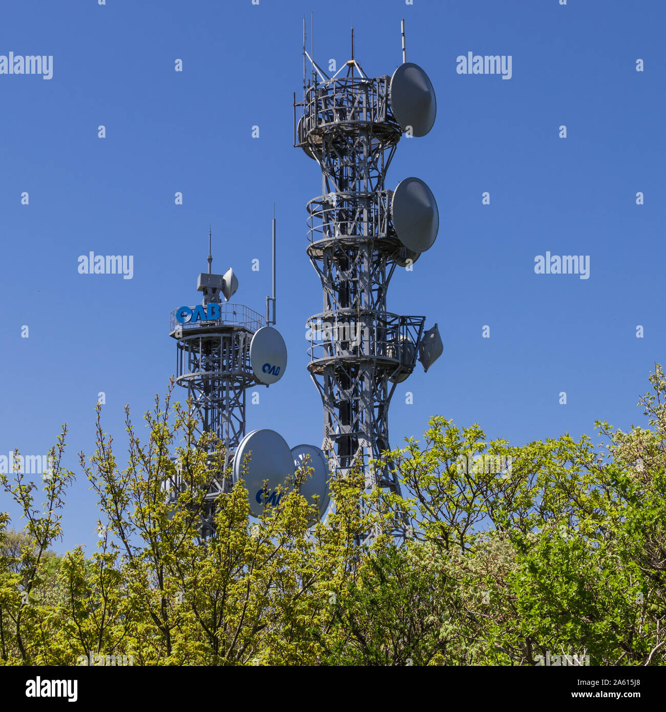 Vista in dettaglio sulle telecomunicazioni e la torre della televisione all'interno di natura sulla sommità del monte Tsurumi. Beppu, prefettura di Oita, Giappone. Foto Stock