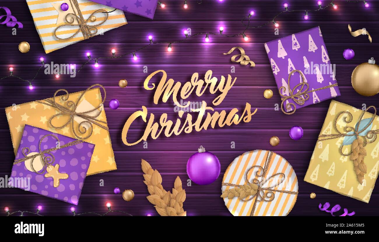 Buon Natale e felice anno nuovo. Bellissimo sfondo con decorazione di Natale: viola e oro baubles, artigianato confezioni regalo e ghirlande in legno b Illustrazione Vettoriale
