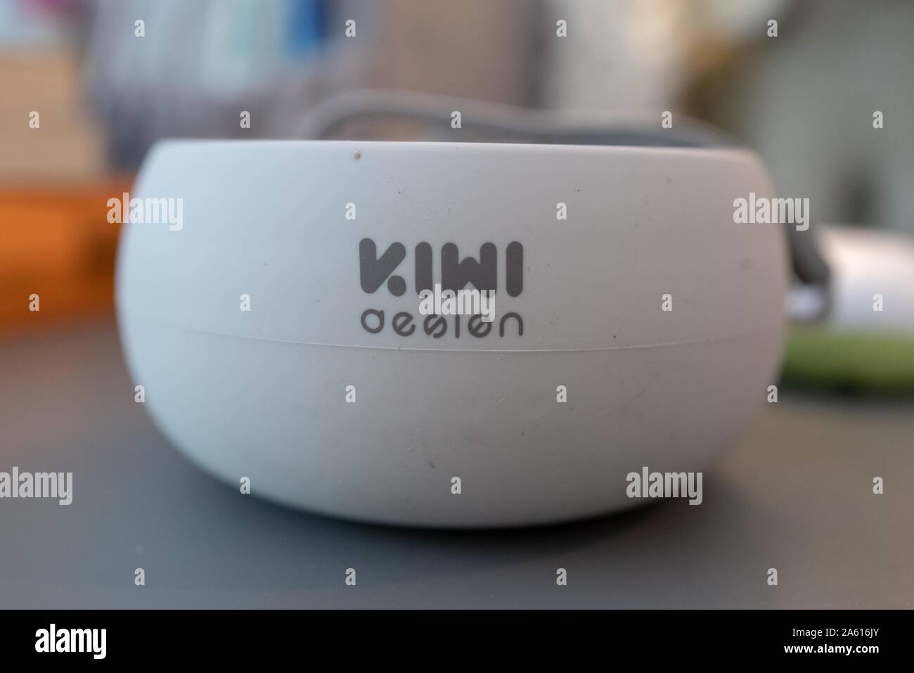 Primo piano del logo per Kiwi Design su base batteria portatile per l'altoparlante intelligente Google Home Mini, in una casa intelligente a San Ramon, California, 27 agosto 2019. () Foto Stock