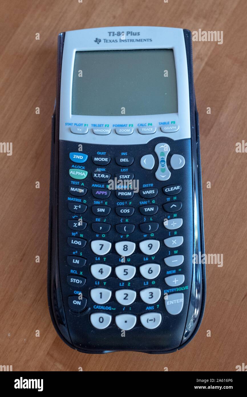 Primo piano del calcolatore grafico TI84+ di Texas Instruments, CA 2010, un calcolatore standard utilizzato frequentemente nelle scuole e su test standardizzati, inclusi SAT, San Ramon, California, 27 agosto 2019. () Foto Stock