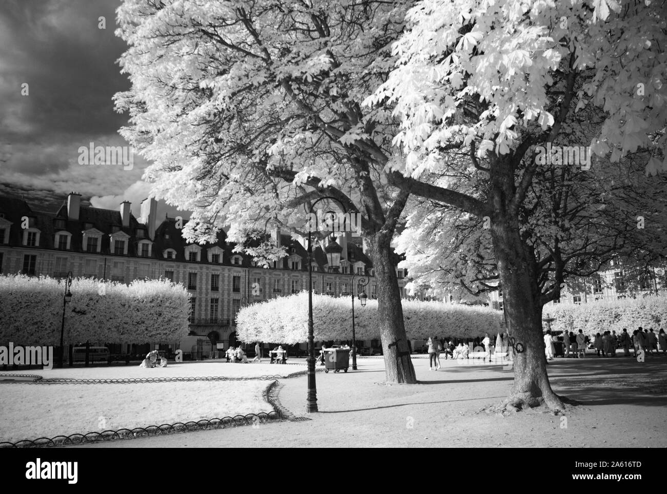 Vista di Place des Vosges a Parigi, girato in bianco e nero in bianco a infrarossi Foto Stock