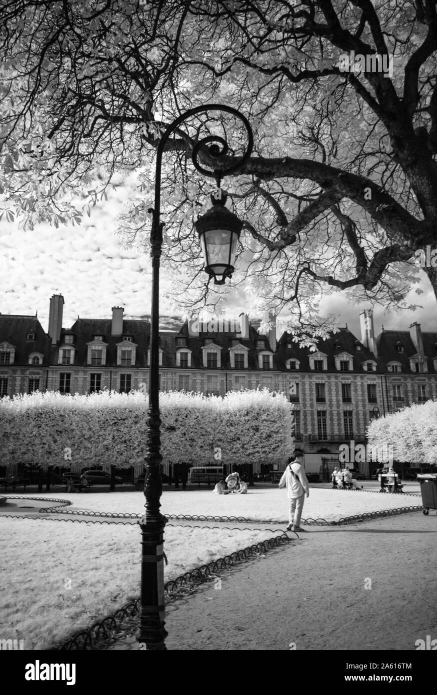Vista di Place des Vosges a Parigi, girato in bianco e nero in bianco a infrarossi Foto Stock