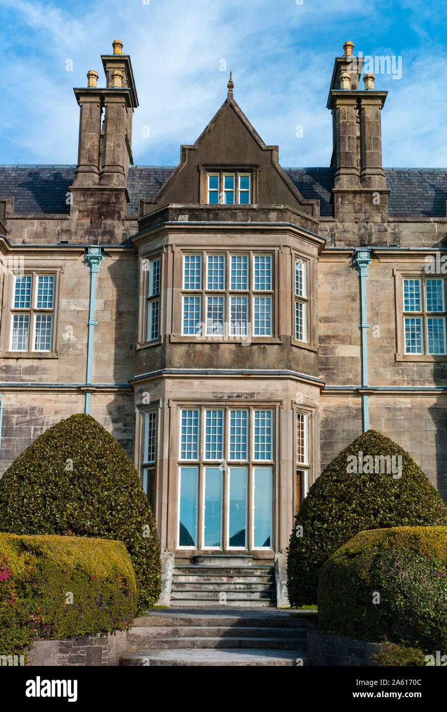 Killarney, Irlanda - 17 Ottobre 2019: Close up dettaglio sulla architettura di Muckross House nel parco nazionale di Killarney Foto Stock