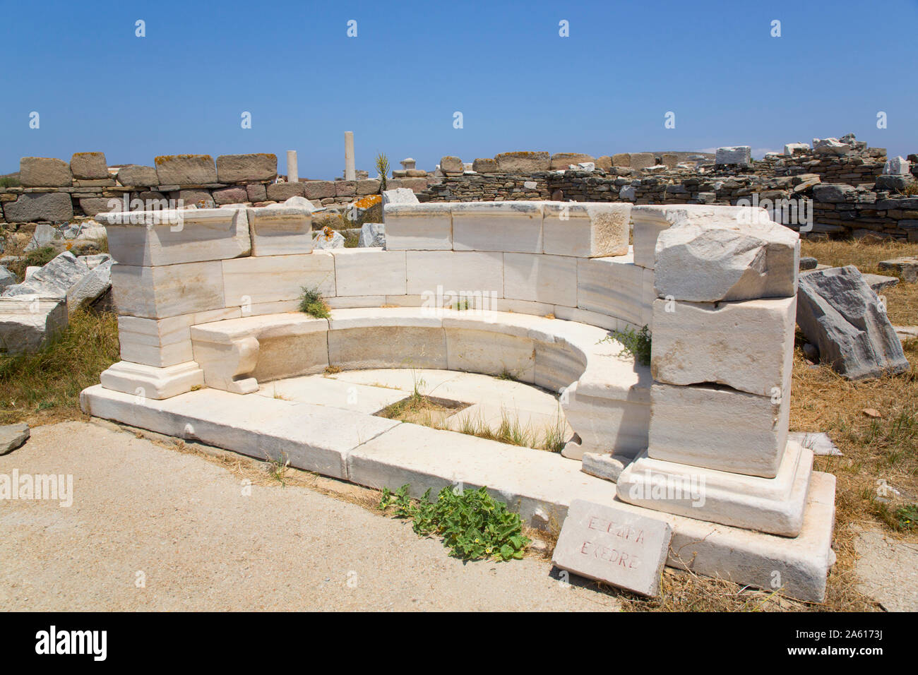 L'Esedra in prossimità della Via Sacra, Isola di Delos, Sito Patrimonio Mondiale dell'UNESCO, Cicladi, gruppo di isole greche, Grecia, Europa Foto Stock