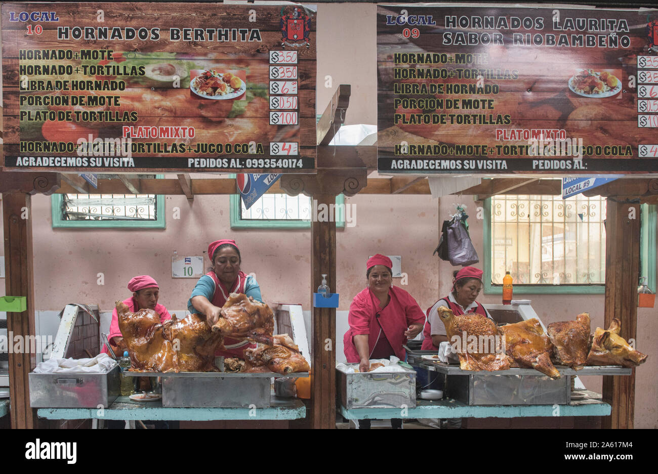 "Hornado' arrosto di maiale venditori di La Merced Mercato, Riobamba, Ecuador Foto Stock