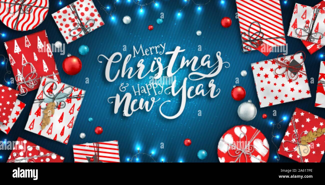 Buon Natale e felice anno nuovo banner con decorazione di Natale: coloratissime palle, rosso e bianco confezione regalo e ghirlande su sfondo blu. Xmas holi Illustrazione Vettoriale