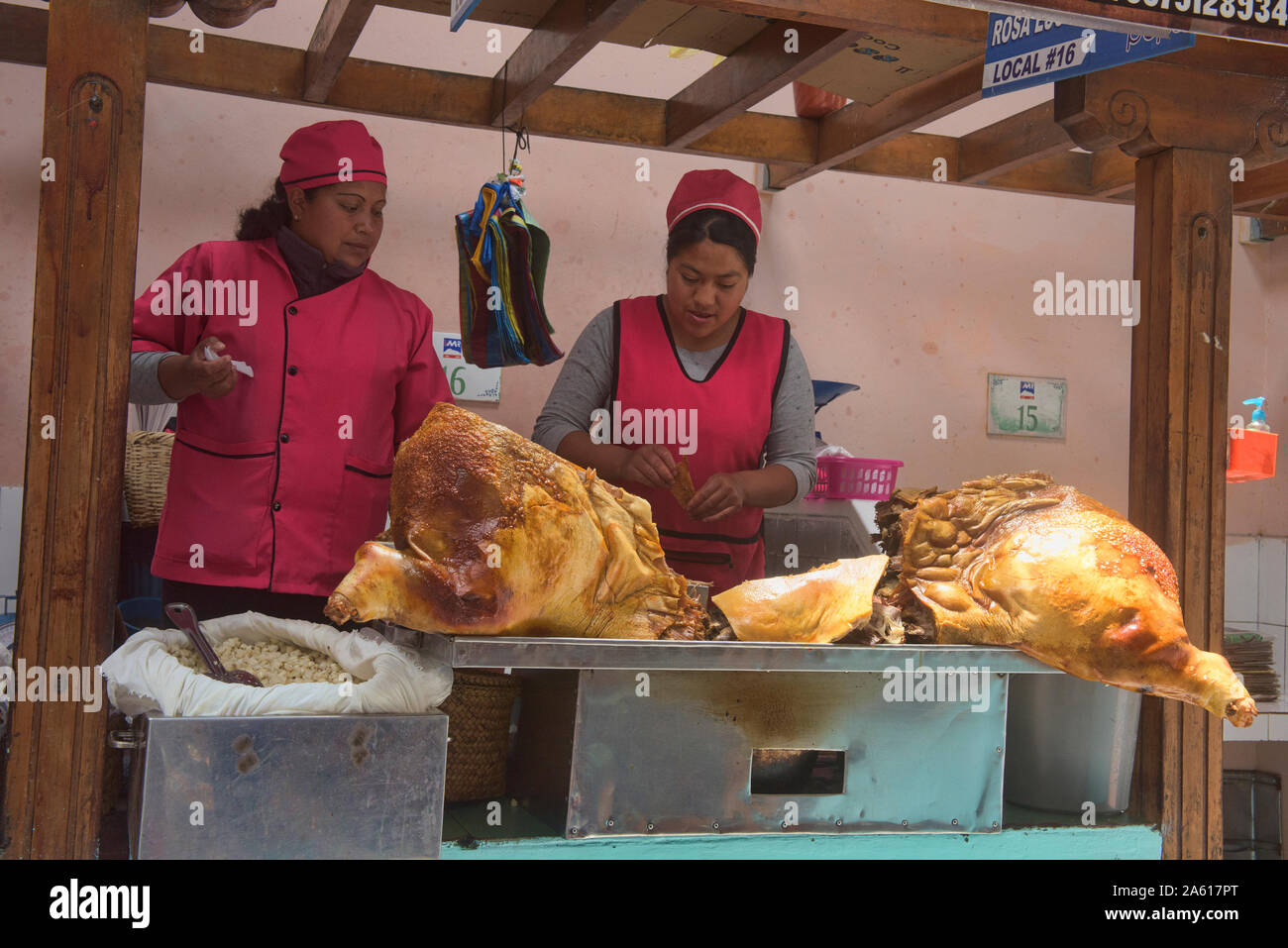 "Hornado' arrosto di maiale venditori di La Merced Mercato, Riobamba, Ecuador Foto Stock