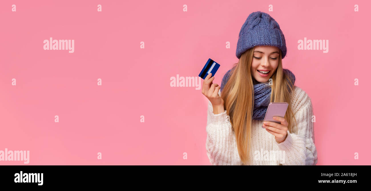 Voglia di giovane donna shopping online, utilizza lo smartphone Foto Stock
