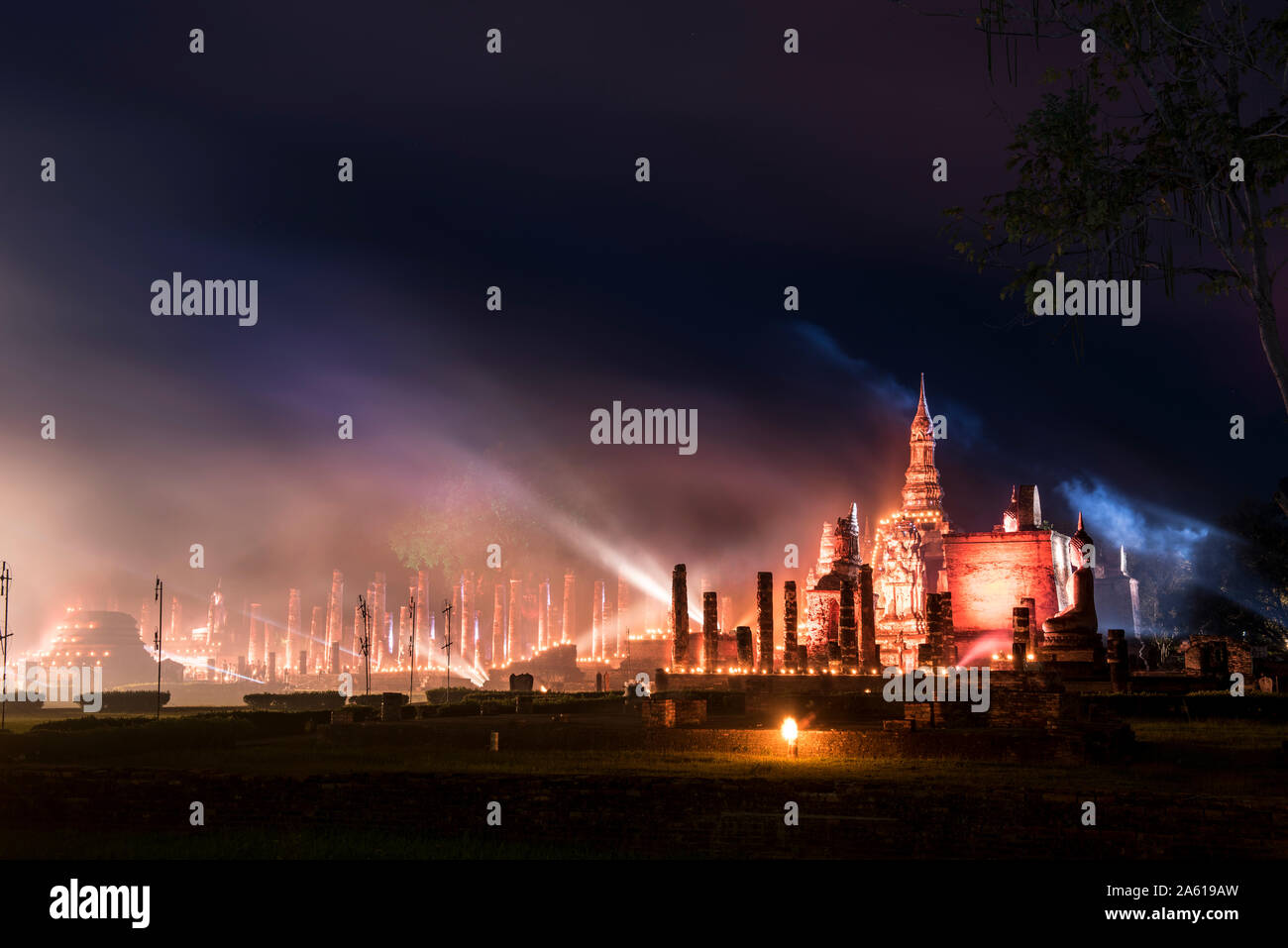 Loi krathong festival al Sukhothai historical park Foto Stock