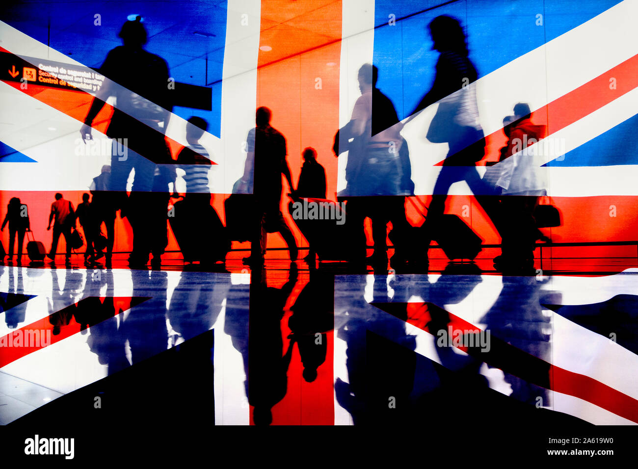 Persone in aeroporto. Brexit, immigrazione, controllo delle frontiere, Ucraina, rifugiati ucraini, rifugiati, guerra di conflitto... immagine concettuale. Foto Stock