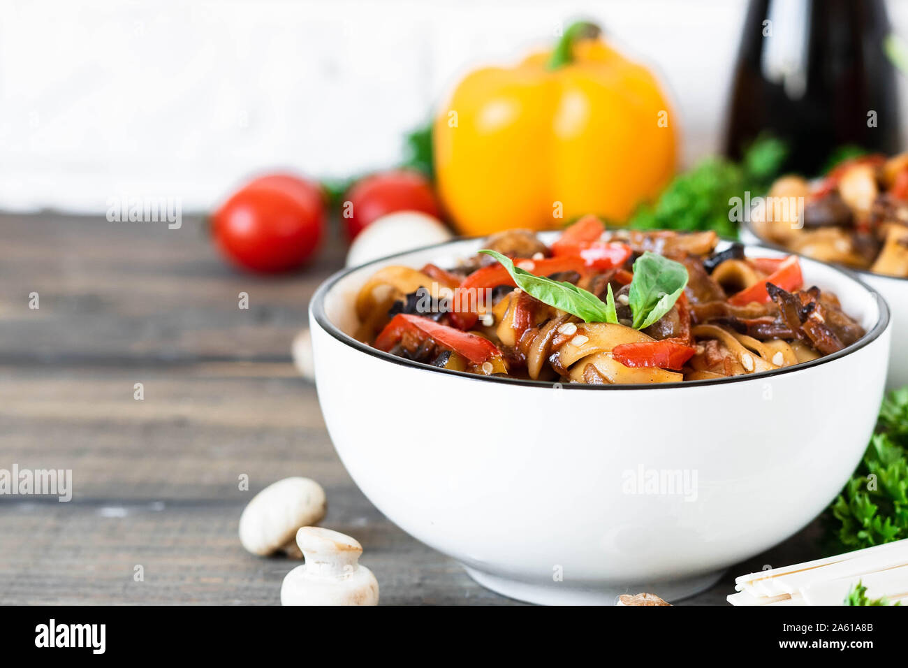 Udon spaghetti di grano con funghi e verdure in salsa tereyki. Semplice cucina asiatica. Foto Stock