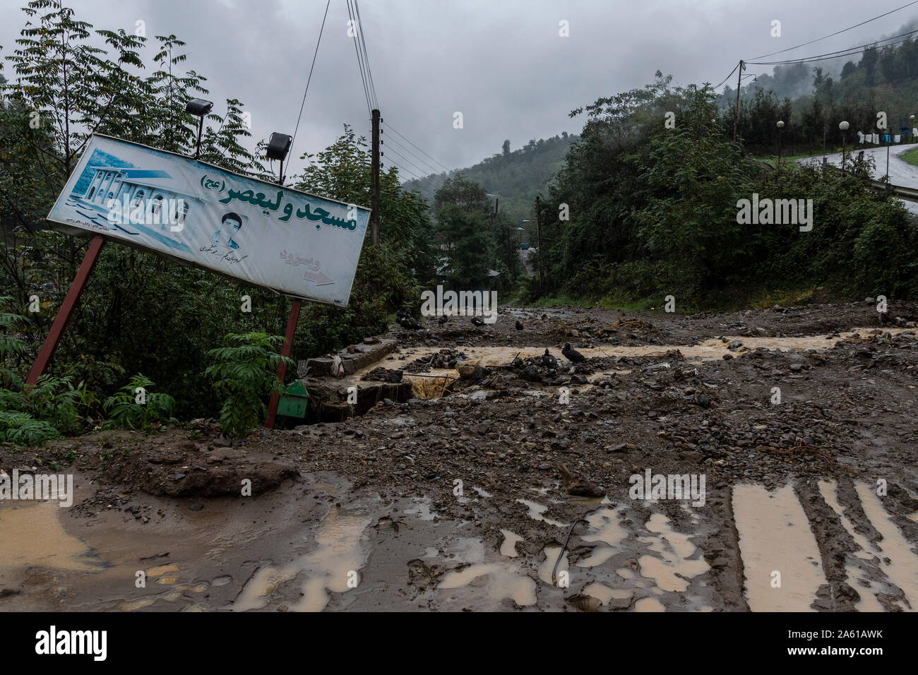 Albero, Iran. 22 ottobre, 2019. Una strada coperta da frane nel villaggio di Visrood.le forti piogge hanno causato frane e inondazioni nella città dell'albero. Diversi ponti crollati e strade del trecento famiglie del villaggio di Visrood sono state bloccate. L'alluvione danneggiato anche case e fattorie. Albero è una città nella parte occidentale della provincia Guilan. Credito: SOPA Immagini limitata/Alamy Live News Foto Stock