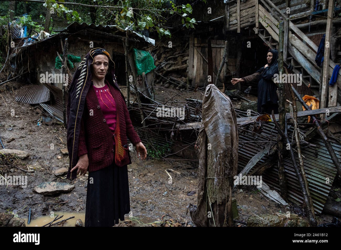 Albero, Iran. 22 ottobre, 2019. Due donne rurali stand sotto la pioggia presso il cantiere di loro distrutto casa.Le forti piogge hanno causato frane e inondazioni nella città dell'albero. Diversi ponti crollati e strade del trecento famiglie del villaggio di Visrood sono state bloccate. L'alluvione danneggiato anche case e fattorie. Albero è una città nella parte occidentale della provincia Guilan. Credito: SOPA Immagini limitata/Alamy Live News Foto Stock