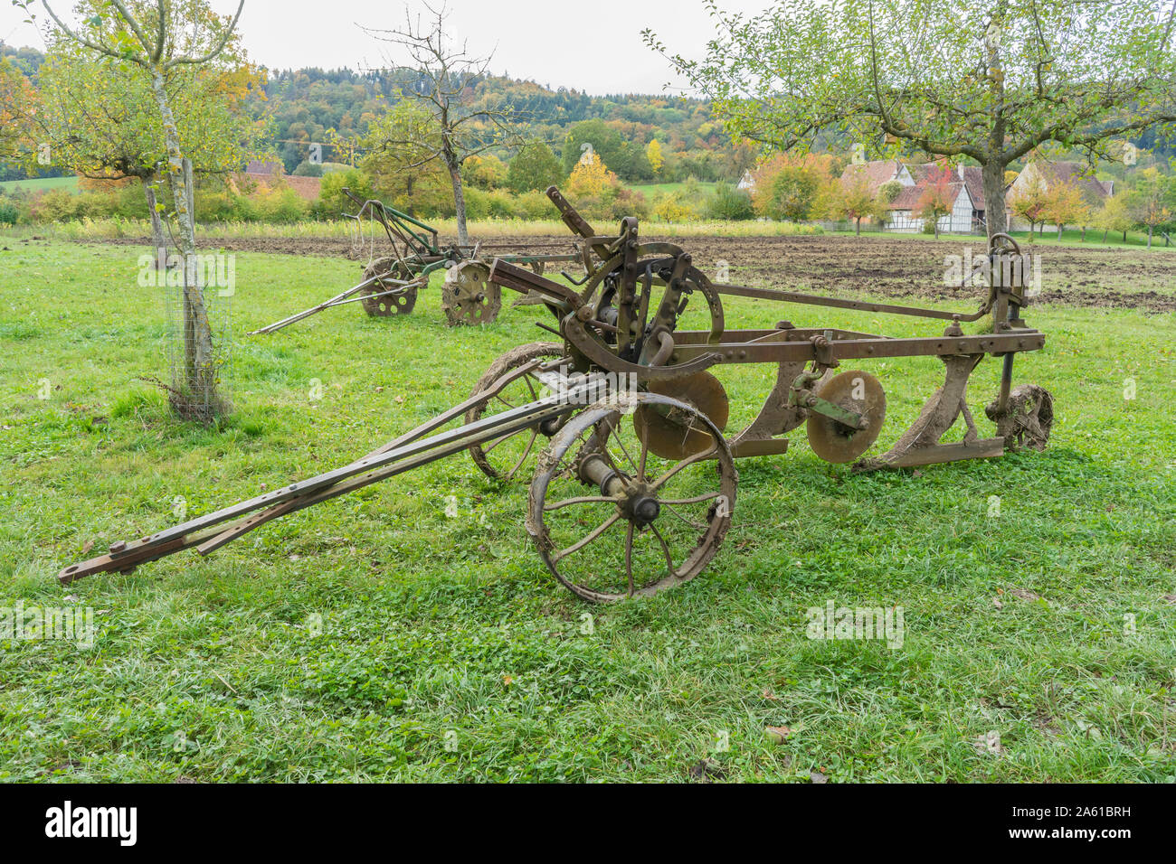 Schwaebisch Hall, Wackershofen, Germania - 15 Ottobre 2019: vista da un graticcio casa in un villaggio tedesco. Vista di un ferro da stiro, antico aratro Foto Stock