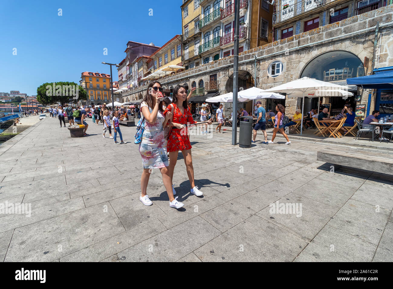 Porto, Portogallo, luglio 19, 2019: passeggiate turistiche in Porto città vecchia, Portogallo Foto Stock Porto, Portogallo, luglio 19, 2019: passeggiate turistiche in Porto città vecchia, Portogallo Foto Stock