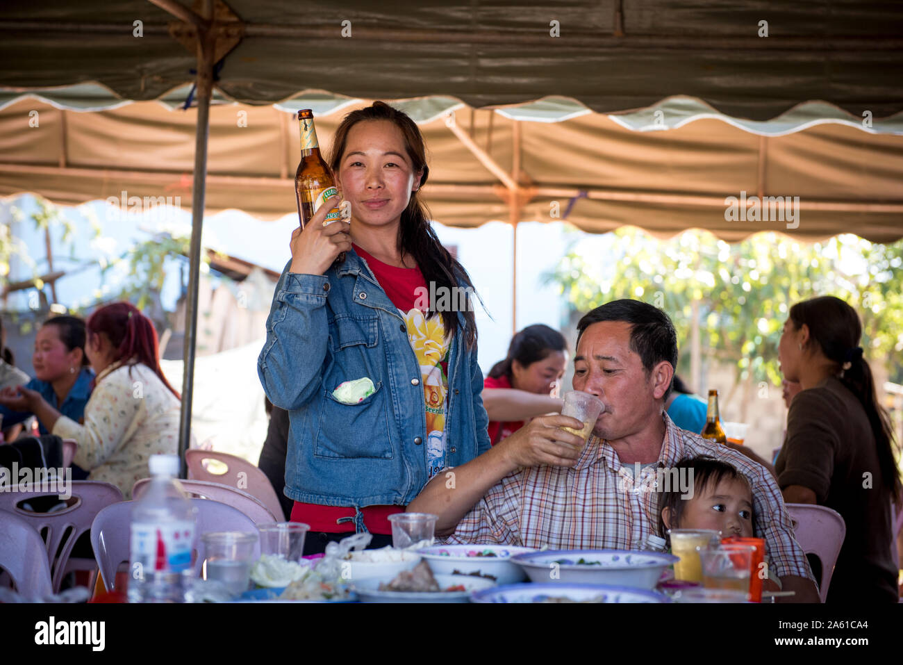 Gli anziani Yao partecipano a un ricevimento di nozze, che incarna tradizione e saggezza a Wiang Kaen, Thailandia. Foto Stock