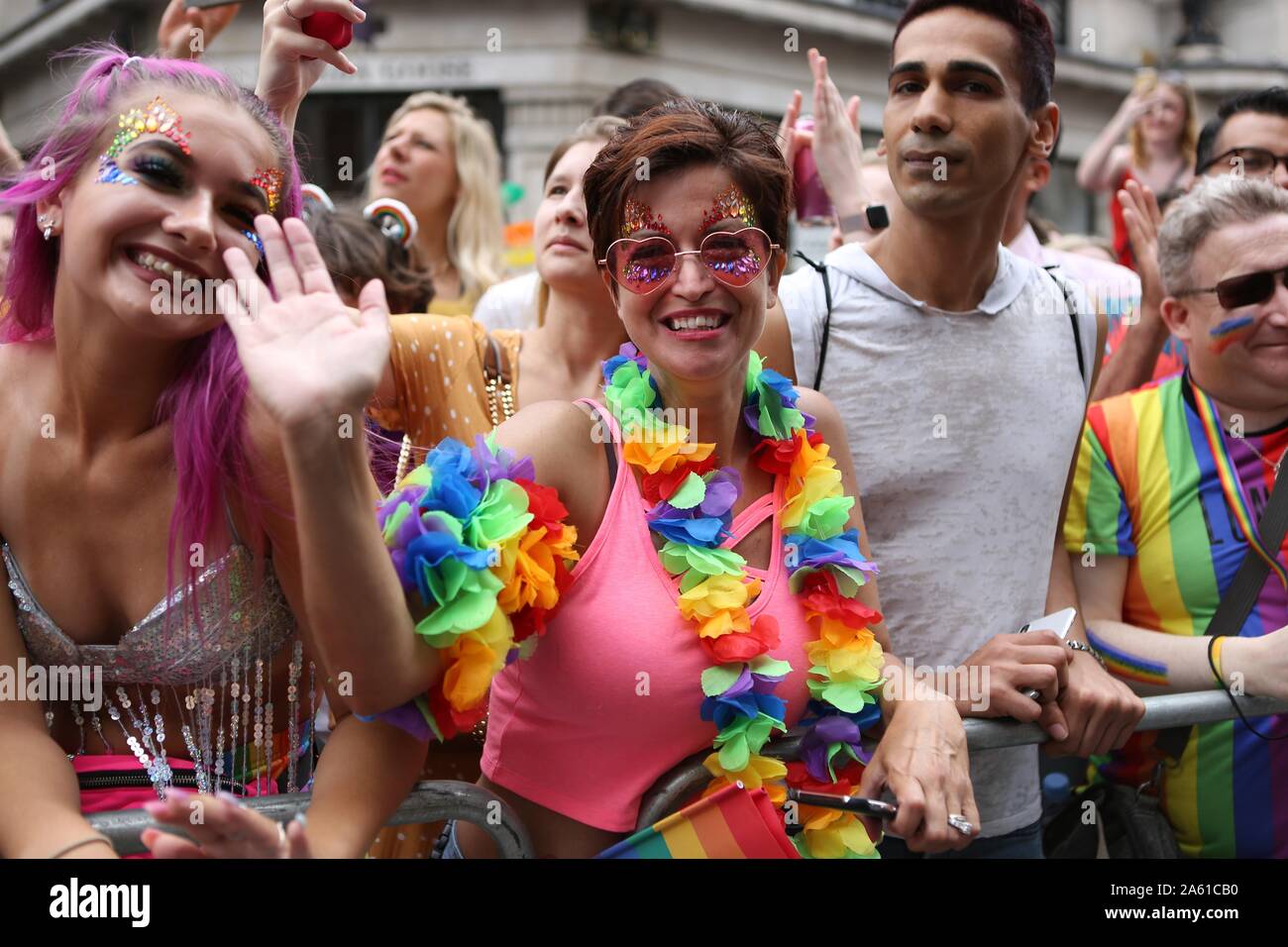 Orgoglio partecipanti saluto il popolo dal pubblico durante la sfilata.Il cinquantesimo Pride Parade toke luogo attraverso il centro di Londra con oltre un milione di partecipanti. Foto Stock