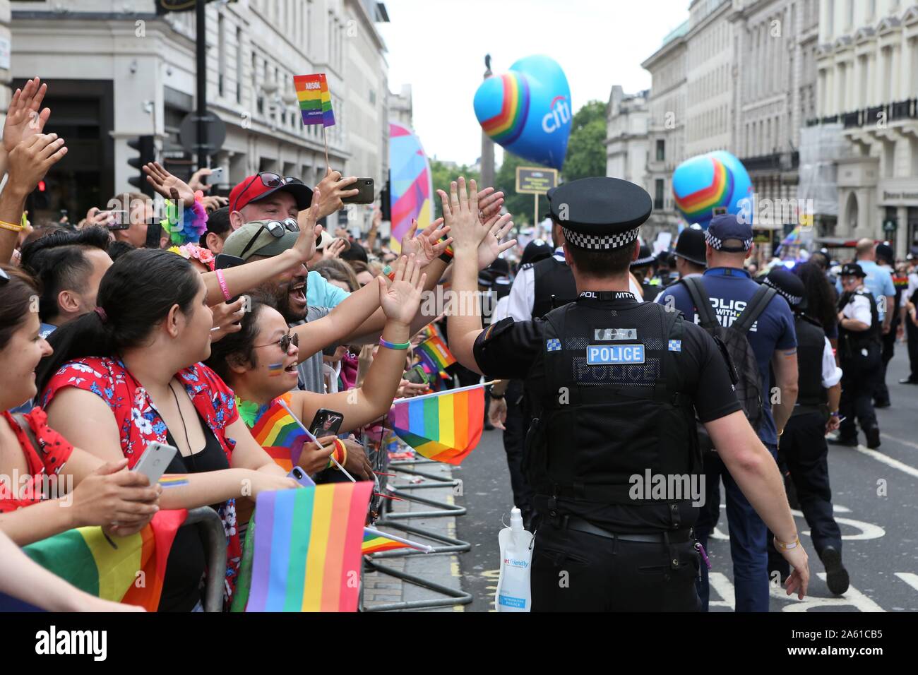 Polizia dicendo di Hi al pubblico durante la sfilata.Il cinquantesimo Pride Parade toke luogo attraverso il centro di Londra con oltre un milione di partecipanti. Foto Stock