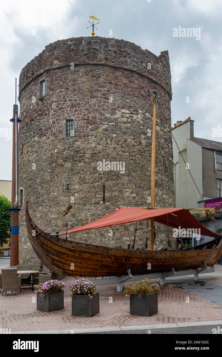 Waterford. L'Irlanda. 06.10.16. Replica Viking Longboat e Torre di Reginald nella città di Waterford Repubblica di Irlanda. Foto Stock