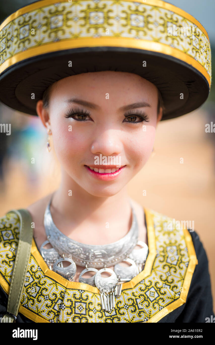 Una miscela unica di stile tradizionale e moderno al festival Hmong a Luang Namtha, Laos. Foto Stock